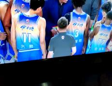 PG平台-新疆球员用力猛攻，多次突破对手防线取得进球